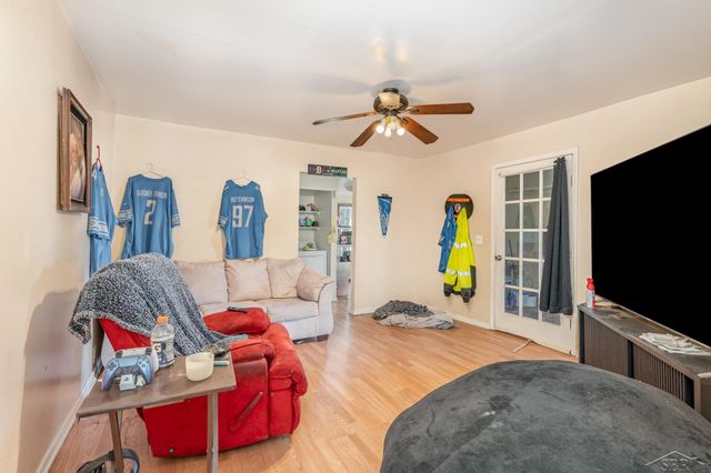 202 S Clark Street, Chesaning, MI 48616