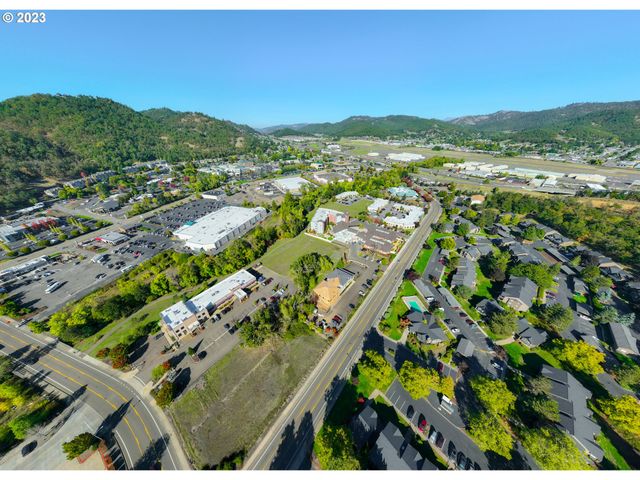 2460 Nw EDENBOWER Blvd, Roseburg, OR 97471
