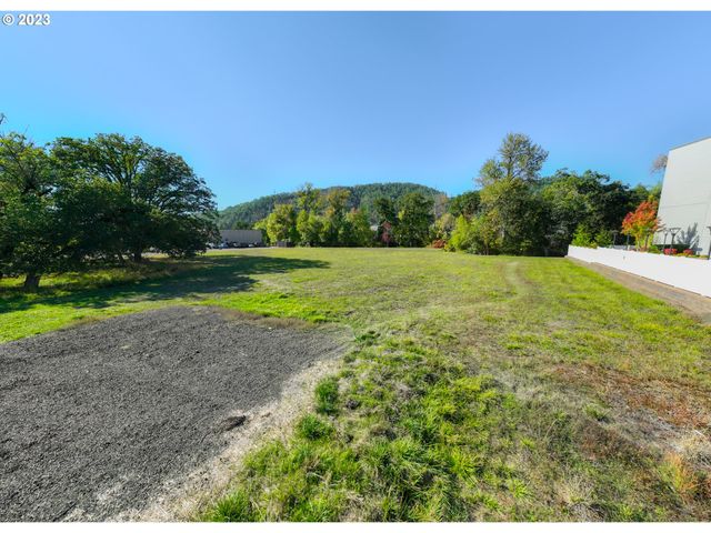 2460 Nw EDENBOWER Blvd, Roseburg, OR 97471