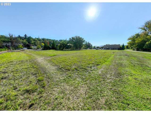 2460 Nw EDENBOWER Blvd, Roseburg, OR 97471