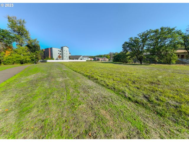 2460 Nw EDENBOWER Blvd, Roseburg, OR 97471