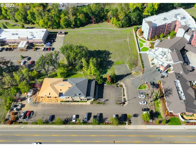 2460 Nw EDENBOWER Blvd, Roseburg, OR 97471