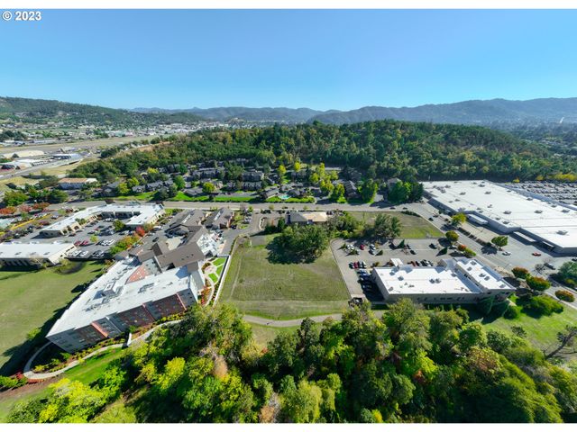 2460 Nw EDENBOWER Blvd, Roseburg, OR 97471