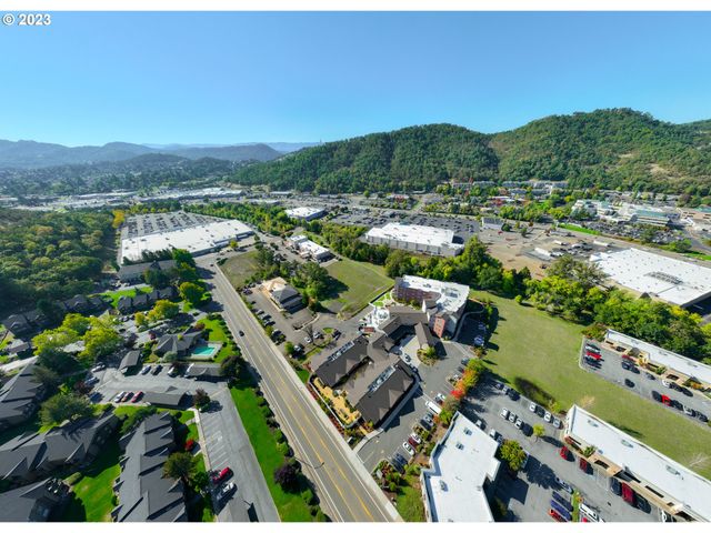 2460 Nw EDENBOWER Blvd, Roseburg, OR 97471