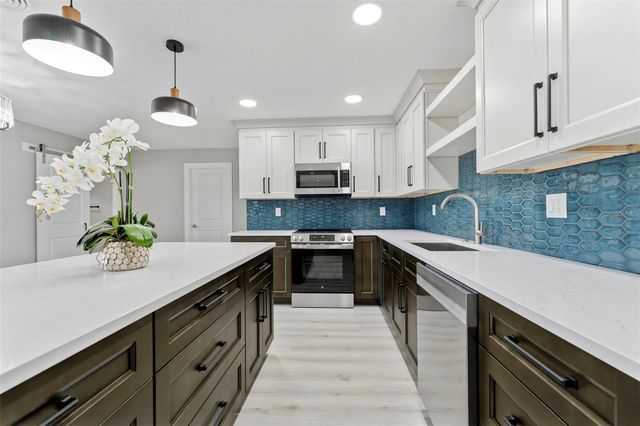 140 88TH AVENUE NE, St Petersburg, FL 33702