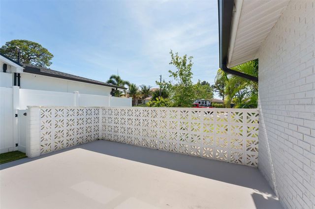 140 88TH AVENUE NE, St Petersburg, FL 33702