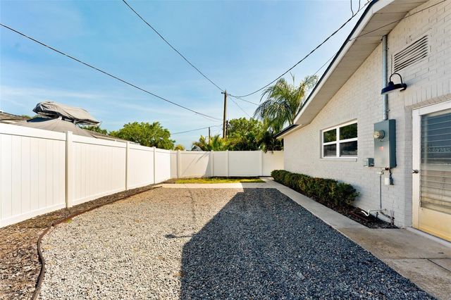 140 88TH AVENUE NE, St Petersburg, FL 33702