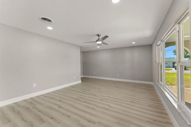 140 88TH AVENUE NE, St Petersburg, FL 33702