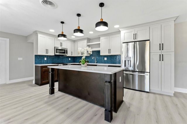140 88TH AVENUE NE, St Petersburg, FL 33702