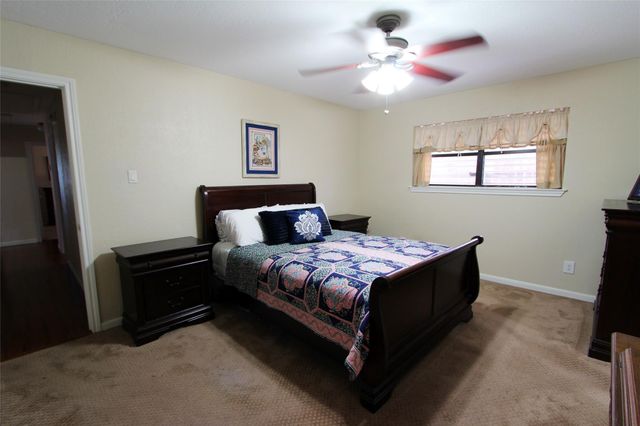 1704 Redwood Circle, Alvin, TX 77511