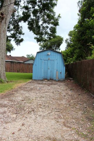 1704 Redwood Circle, Alvin, TX 77511