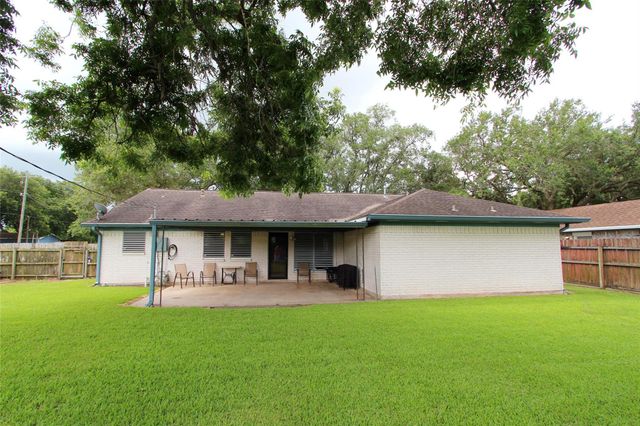 1704 Redwood Circle, Alvin, TX 77511