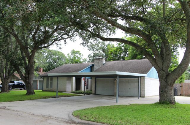 1704 Redwood Circle, Alvin, TX 77511