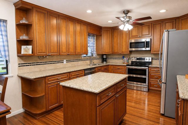 1704 Redwood Circle, Alvin, TX 77511