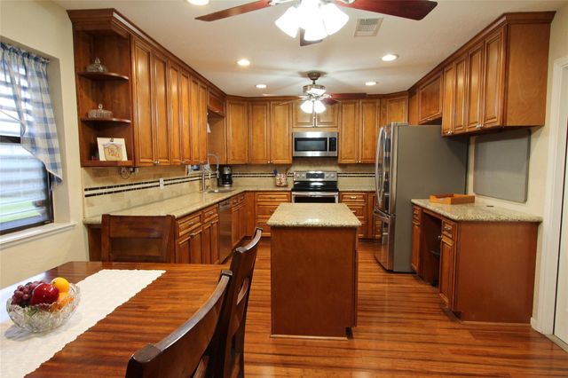 1704 Redwood Circle, Alvin, TX 77511
