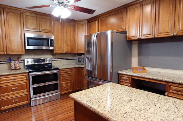 1704 Redwood Circle, Alvin, TX 77511