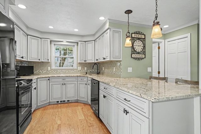 4 Newell Dr, Medfield, MA 02052