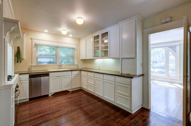 933 E Cambridge Avenue, Fresno, CA 93704