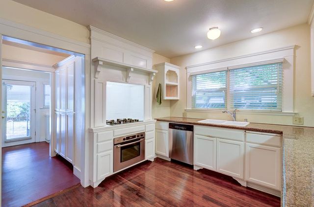 933 E Cambridge Avenue, Fresno, CA 93704