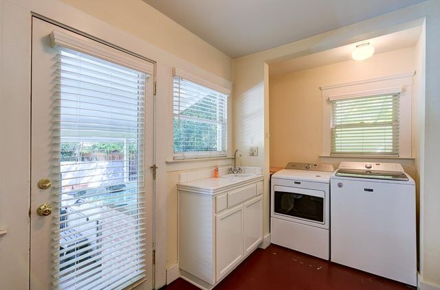 933 E Cambridge Avenue, Fresno, CA 93704