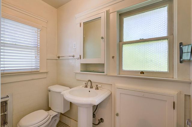 933 E Cambridge Avenue, Fresno, CA 93704