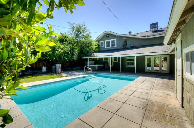 933 E Cambridge Avenue, Fresno, CA 93704