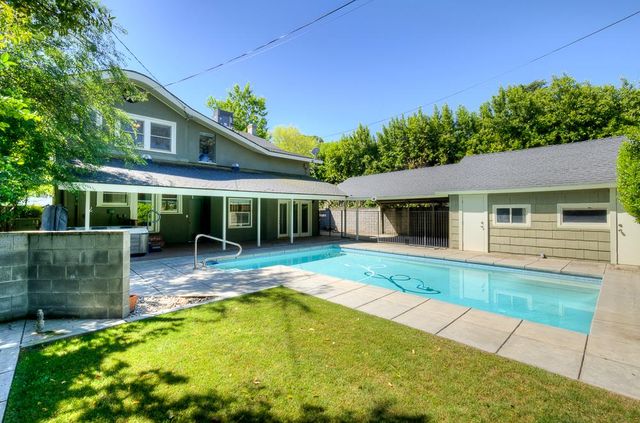 933 E Cambridge Avenue, Fresno, CA 93704