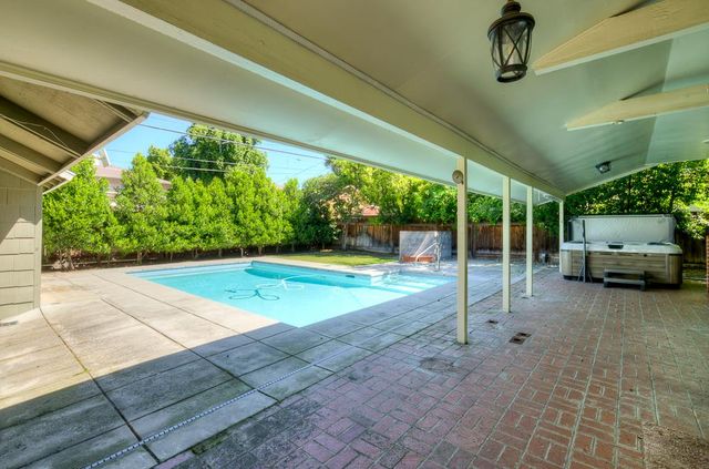 933 E Cambridge Avenue, Fresno, CA 93704