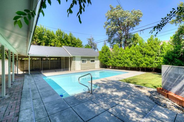 933 E Cambridge Avenue, Fresno, CA 93704