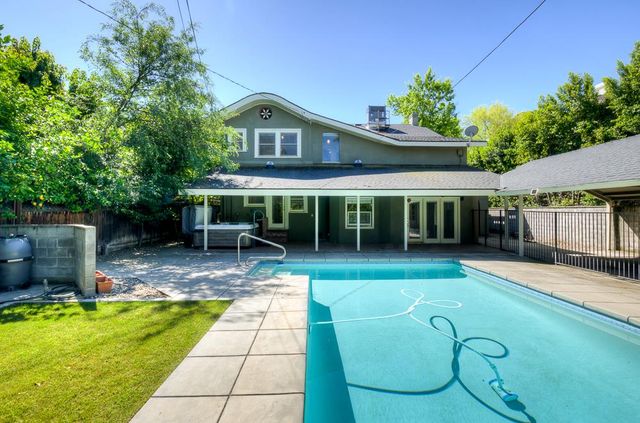 933 E Cambridge Avenue, Fresno, CA 93704