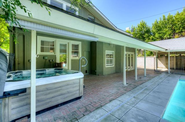 933 E Cambridge Avenue, Fresno, CA 93704