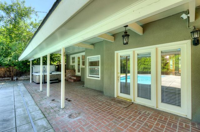 933 E Cambridge Avenue, Fresno, CA 93704