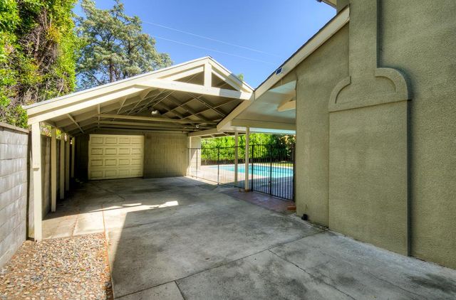 933 E Cambridge Avenue, Fresno, CA 93704