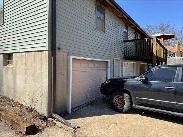 2200 Twin Oaks Drive, Harrisonville, MO 64701