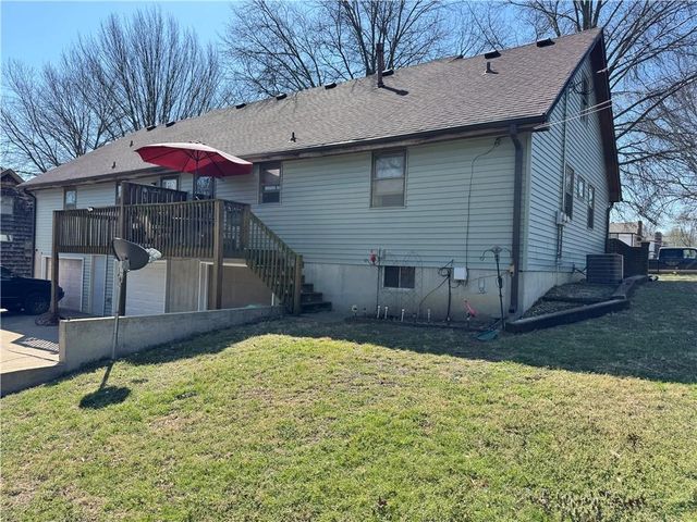 2200 Twin Oaks Drive, Harrisonville, MO 64701