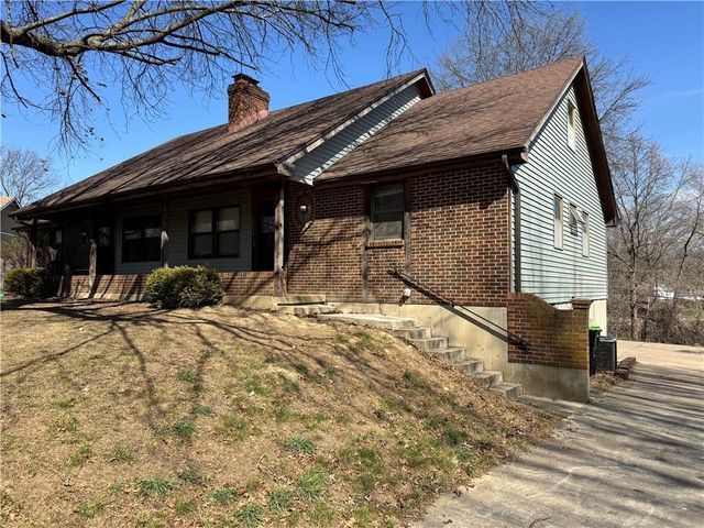 2200 Twin Oaks Drive, Harrisonville, MO 64701
