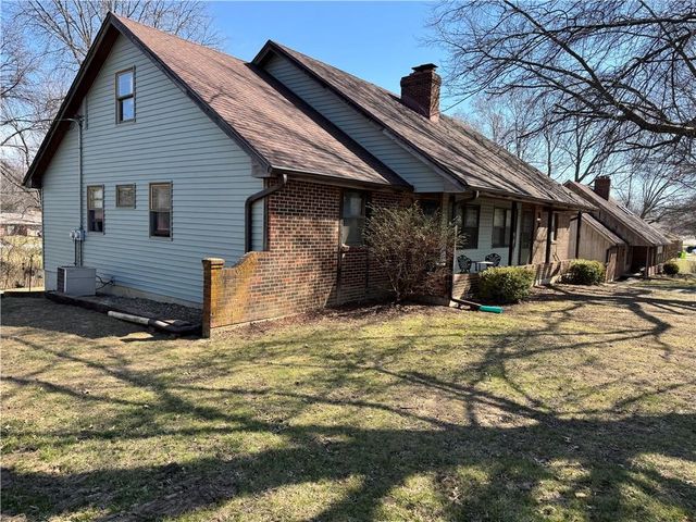 2200 Twin Oaks Drive, Harrisonville, MO 64701