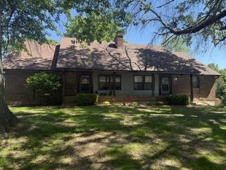 2200 Twin Oaks Drive, Harrisonville, MO 64701