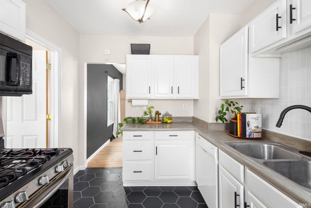 1016 Division Street, Mishawaka, IN 46545