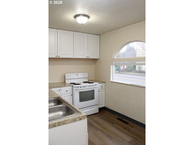 7927 N FESSENDEN St, Portland, OR 97203
