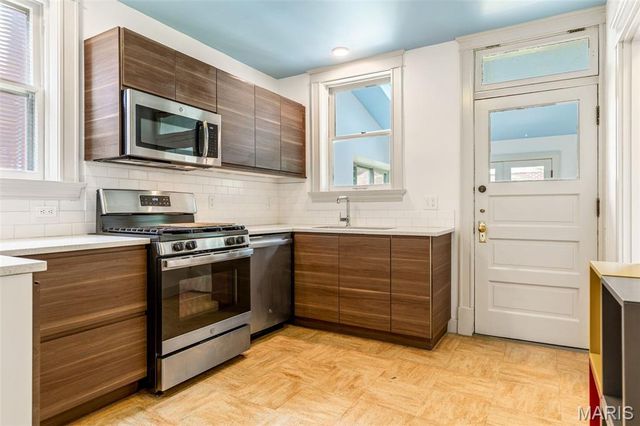 7153 Pershing Avenue, University City, MO 63130