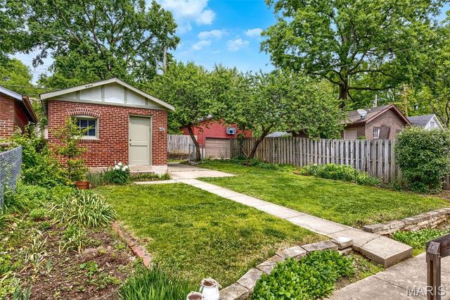 7153 Pershing Avenue, University City, MO 63130