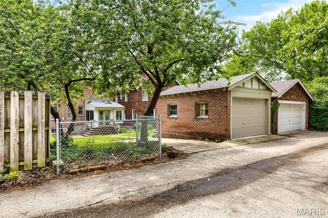 7153 Pershing Avenue, University City, MO 63130
