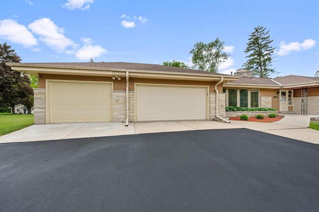 1603 W Zedler LANE, Mequon, WI 53092
