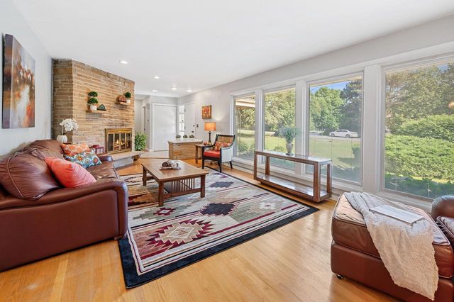 1603 W Zedler LANE, Mequon, WI 53092