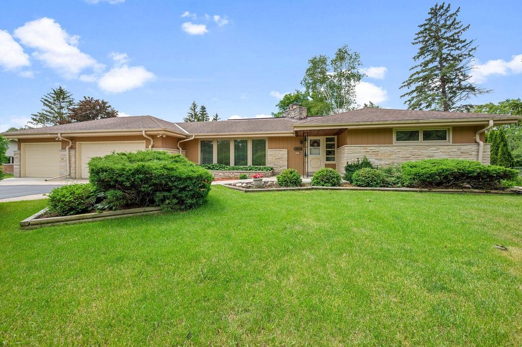 1603 W Zedler LANE, Mequon, WI 53092