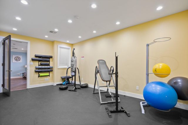 935 La Posada DR 148, Austin, TX 78752