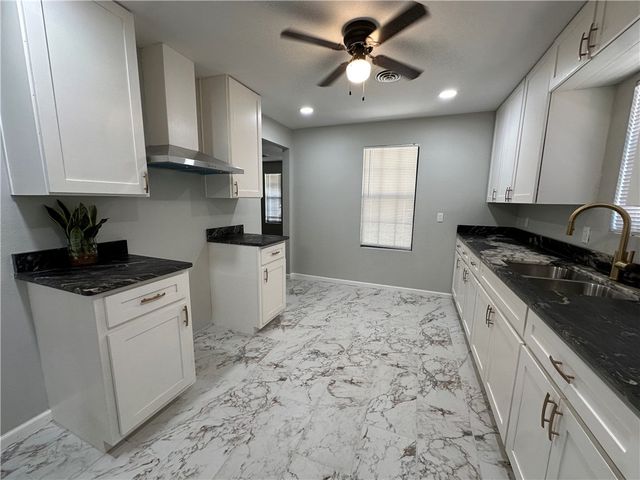 745 S Rife St, Aransas Pass, TX 78336