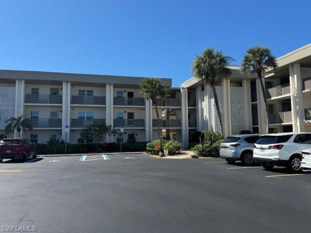 6102 Augusta DR 305, Fort Myers, FL 33907