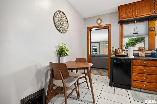 2207 W KELLOGG Avenue, West Peoria, IL 61604